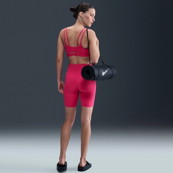 NWT Nike Women's Zenvy Gentle-Support High-Waisted 8" Bike Shorts. Size Medium. - Picture 2 of 3